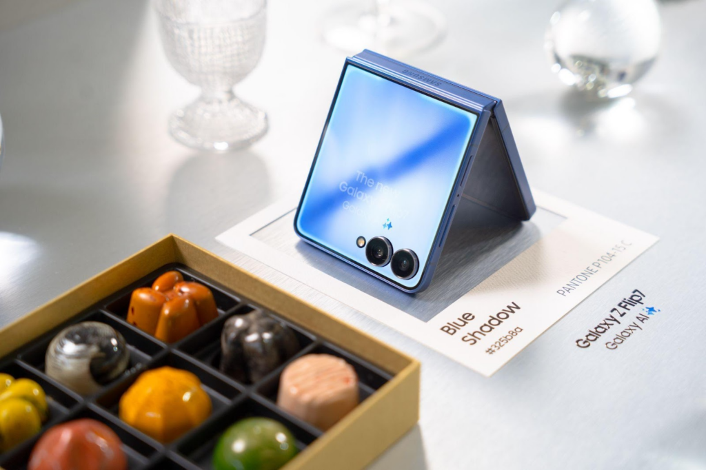 KabarTifa- Galaxy Z Flip7 bukan sekadar ponsel lipat biasa. Samsung membuktikan bahwa perangkat ini adalah senjata rahasia bagi para kreator konten. Dengan desain fleksibel dan fitur kamera inovatif, Z Flip7 membuka dimensi baru dalam pembuatan konten yang sebelumnya sulit diwujudkan dengan smartphone konvensional. 1 KabarTifa- Galaxy Z Flip7 bukan sekadar ponsel lipat biasa. Samsung membuktikan bahwa perangkat ini adalah senjata rahasia bagi para kreator konten. Dengan desain fleksibel dan fitur kamera inovatif, Z Flip7 membuka dimensi baru dalam pembuatan konten yang sebelumnya sulit diwujudkan dengan smartphone konvensional.